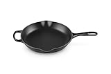 LE CREUSET Signature Gusseisen Brat- und Servierpfanne, Rund, Ø 26 cm, Für alle Herdarten inkl. Induktion geeignet, 2,34 kg, Matt Schwarz, 20182260000422, 10.25'