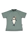 Sterntaler Badeshirt kurzarm Hai Print - UV-Schutz 50+ Schwimmshirt mit Stehkragen - Jungen UV Shirt mit unterlegtem Reißverschluss hinten - Kinder Badebekleidung, mattgrün, Größe 104