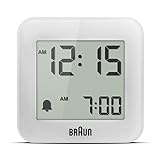 Braun Digitaler Reisewecker Schlummerfunktion, kompakte Größe, LC-Display, Schnelleinstellfunktion, Crescendo-Alarm in Weiß, Modell BC08W.