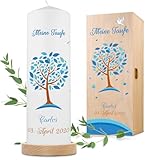 GRAVURZEILE Taufkerze Lebensbaum - Kerze mit Namen, Datum & Taufspruch - Hochwertige Stumpenkerze 250/80 mm brilliant bedruckt - Personalisiertes Taufgeschenk für Mädchen & Jungen - Weiß - Blau