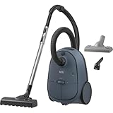 AEG CLEAN 6000 Staubsauger mit Beutel/hohe Saugleistung/inkl. Zusatzdüsen / 55% Recyclingkunststoff/für Haustierbesitzer/Reinigen von Polstern / 12 m Aktionsradius / 850 W/Blau / AB61C2DBS