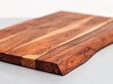Schneidebrett Baumkante | 40x25 cm | dickes Küchenbrett 3cm stark aus Akazienholz | Holzbrett mit Baumkante für Küche Esstisch und zum Servieren I rustikal