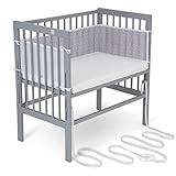 FabiMax Baby Beistellbett für Boxspringbetten, stufenlos höhenverstellbar, Buchenholz massiv, grau lackiert (Matratze Comfort, graue Würfel)