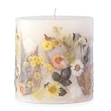 ANDALUCA Stumpenkerze mit gepressten echten Blumen, handgefertigt, botanisches Blumenmuster (Sunlit Daisy)