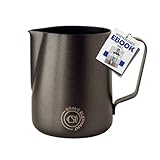 BRAVE ELEPHANT® Milchkännchen Edelstahl 900ml [Black Mat] | Rostfreie Milchkanne Edelstahl für Latte Art | Barista Milchkännchen Teflon beschichtet schwarz | Innovatives Milchschaumkännchen