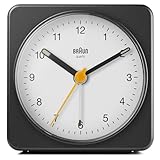 Braun Klassischer analoger Wecker Schlummerfunktion und Licht, ruhiges Quarzuhrwerk, Crescendo-Alarm, schwarz-weißes Modell BC03BW.