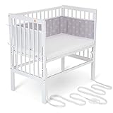 FabiMax Baby Beistellbett für Boxspringbett, stufenlos höhenverstellbar, Buchenholz massiv weiß lackiert, inkl. Matratze Comfort und Netz-Nestchen weiße Sterne auf grau