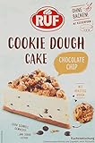 RUF Cookie Dough Cake Chocolate Chip, roher Keksteig als Tortenboden mit heller Frischkäse-Creme und Schokoladenstückchen, Kuchen ohne Backen, mit 18 cm Kuchenform, 1x325g