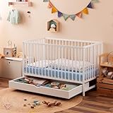 Alcube Babybett mit Schublade, Weiß – Massivholzbett 70x140 – Höhenverstellbar & umwandelbar