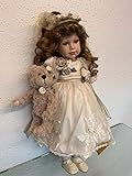 rf collection Porzellan-Puppe, Creme Kleid & Teddy, 55 cm, Holzständer