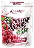 IronMaxx 7K Protein 80 Plus Vegan - Himbeere 500g Beutel | hochwertiges veganes Proteinpulver aus 7 verschiedenen Komponenten | wasserlösliches Proteinpulver ohne Zuckersatz