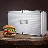 Smyla Grillkoffer Personalisiert mit Gravur I ‎Born to Grill I ‎Grillzubehör 30-teilig Personalisiert mit Grillzange, Spießen, Steakmesser I Geschenkidee Vater Geschenke für Männer