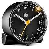 Braun Klassischer analoger Wecker Schlummerfunktion und Licht, ruhiges Quarzuhrwerk, Crescendo-Alarm in Schwarz, Modell BC01B.